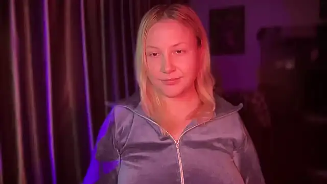 Snapshot of BikiHellena chatting on February 2, 5:22 pm BikiHellena online show from February 2, 5:22 pm