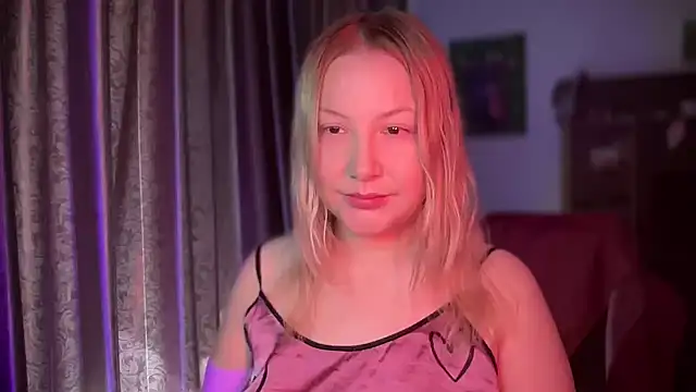 Snapshot of BikiHellena chatting on April 3, 8:01 am BikiHellena online show from April 3, 8:01 am