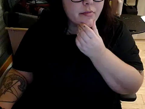 Snapshot of Eli_BBW chatting on November 4, 12:43 am Eli BBW online show from November 4, 12:43 am