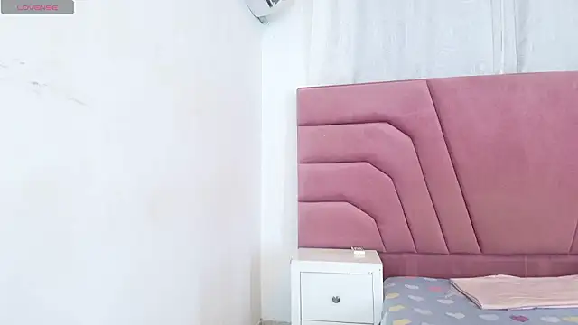 miajhonsonx online show from March 21, 7:50 pm