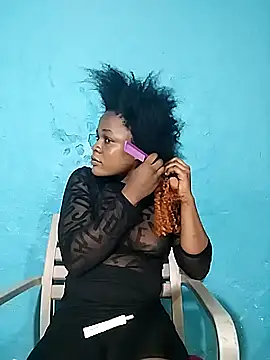 Snapshot of BlondieBitch chatting on December 15, 12:37 am BlondieBitch online show from December 15, 12:37 am