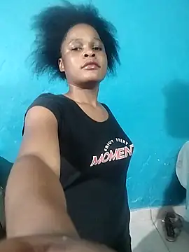 Snapshot of BlondieBitch chatting on December 17, 9:54 pm BlondieBitch online show from December 17, 9:54 pm