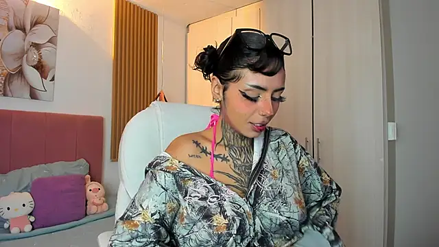 KoraRousee online show from October 25, 1:40 pm