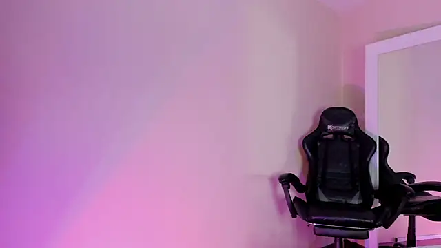 Snapshot of chiky_williams chatting on September 19, 12:39 pm chiky williams online show from September 19, 12:39 pm