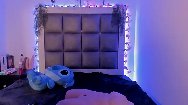 Snapshot of abbiecollins_js chatting on February 13, 4:30 am abbiecollins js online show from February 13, 4:30 am