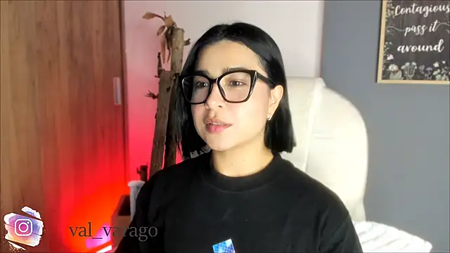 Snapshot of val_varago chatting on June 8, 11:05 pm val varago online show from June 8, 11:05 pm