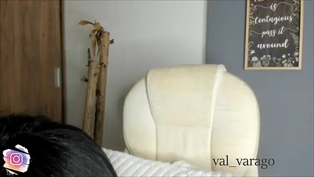 Snapshot of val_varago chatting on June 10, 12:22 am val varago online show from June 10, 12:22 am