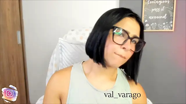 Snapshot of val_varago chatting on June 19, 1:21 am val varago online show from June 19, 1:21 am
