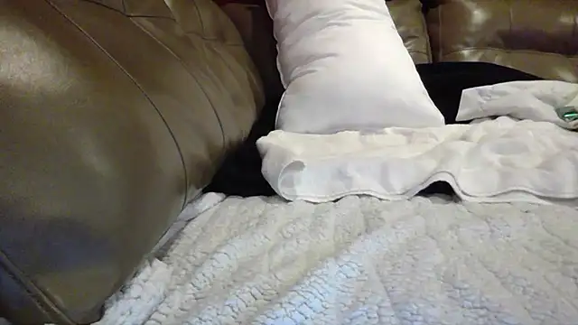 Snapshot of kinkyteenjt chatting on December 23, 1:58 am kinkyteenjt online show from December 23, 1:58 am