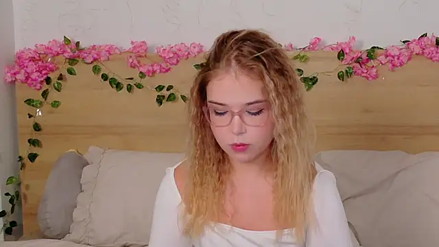 Lilith Bonheur online show from October 31, 8:32 pm