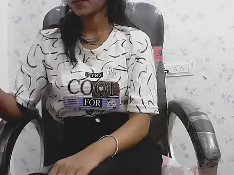 short girl  online show from April 8, 5:02 pm