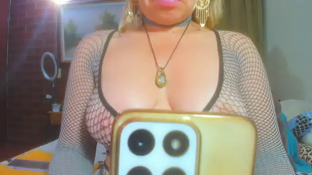 Snapshot of LatinaMature_ chatting on April 29, 4:27 am LatinaMature online show from April 29, 4:27 am