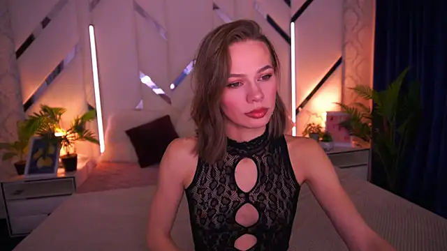 ShyySiren online show from December 15, 8:40 am