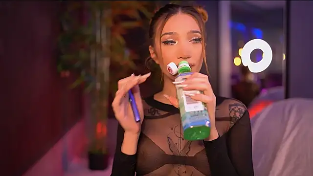 Snapshot of SiennaJayden chatting on November 11, 7:14 pm SiennaJayden online show from November 11, 7:14 pm