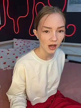 MilaMoone online show from April 9, 11:15 am