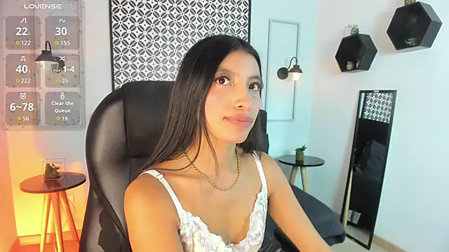 Tiffany Low online show from March 21, 2:53 pm