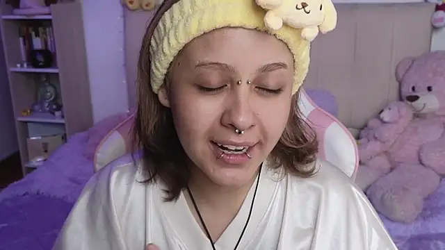 Snapshot of NekoWaifu chatting on May 12, 2:36 pm NekoWaifu online show from May 12, 2:36 pm
