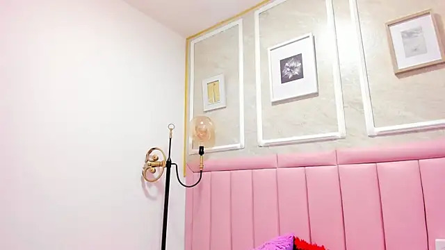 HoollyHendrix online show from December 2, 8:37 pm