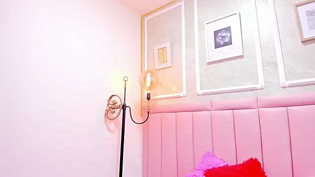 HoollyHendrix online show from December 4, 8:28 pm