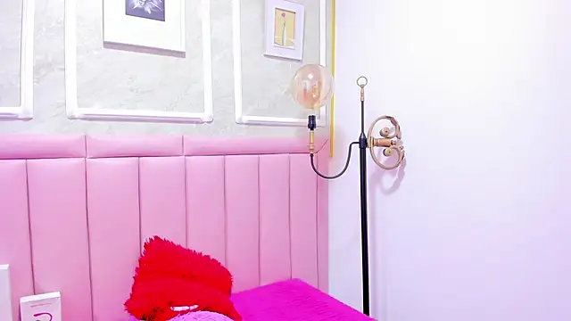 HoollyHendrix online show from December 15, 8:46 pm