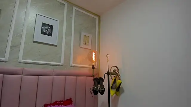 HoollyHendrix online show from December 19, 8:49 pm