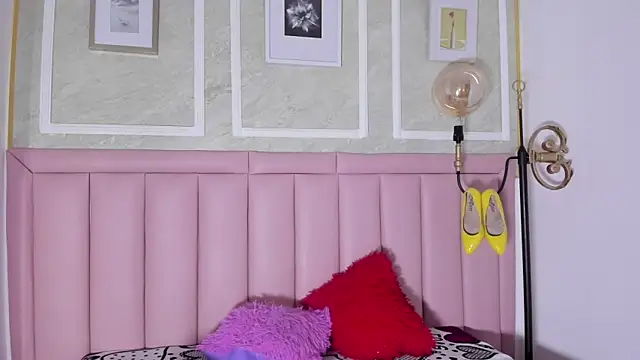 HoollyHendrix online show from January 7, 8:55 pm