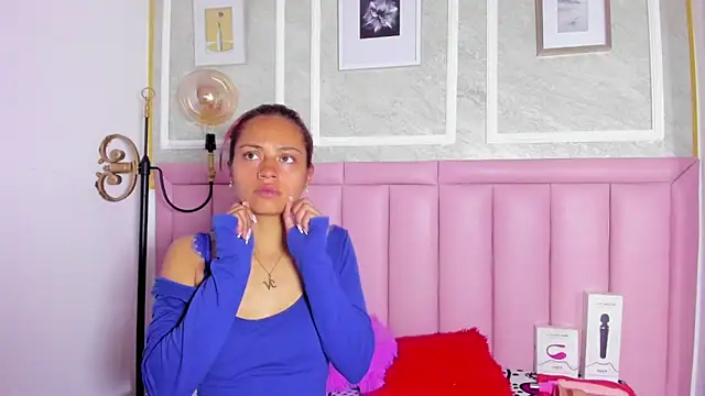 HoollyHendrix online show from January 17, 8:34 pm