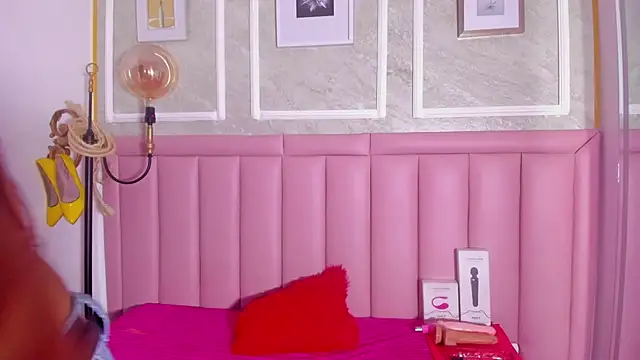 HoollyHendrix online show from February 9, 8:24 pm