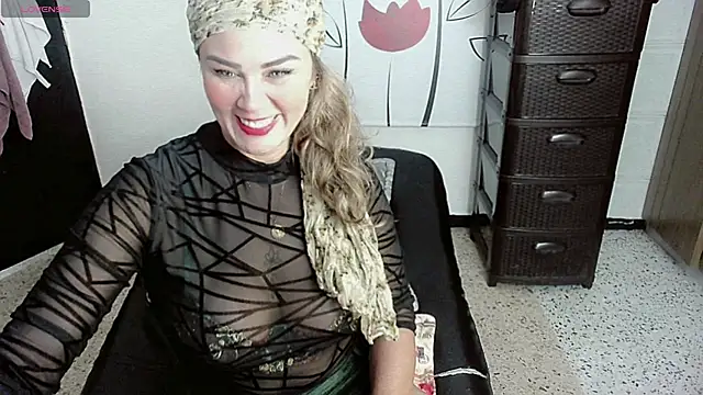 Snapshot of SaraAvalon chatting on October 28, 3:25 pm SaraAvalon online show from October 28, 3:25 pm