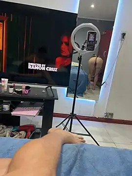 Snapshot of Alexxx27_ chatting on February 5, 5:01 am Alexxx27 online show from February 5, 5:01 am