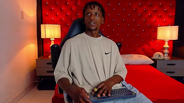 Snapshot of SkylerBigxxx chatting on September 19, 4:03 am SkylerBigxxx online show from September 19, 4:03 am