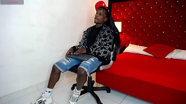 Snapshot of SkylerBigxxx chatting on September 22, 3:19 am SkylerBigxxx online show from September 22, 3:19 am