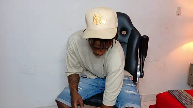 Snapshot of SkylerBigxxx chatting on October 2, 3:57 am SkylerBigxxx online show from October 2, 3:57 am