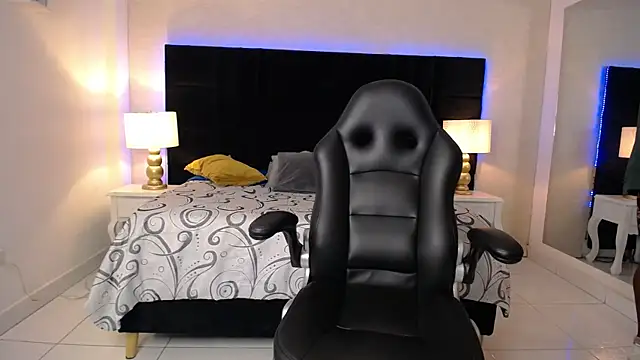 SkylerBigxxx online show from April 20, 4:15 am