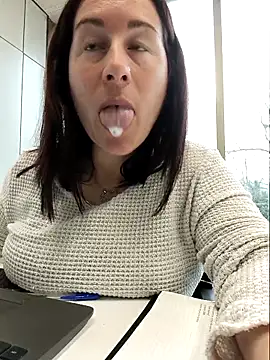 Snapshot of bichota85 chatting on March 4, 10:32 am bichota85 online show from March 4, 10:32 am