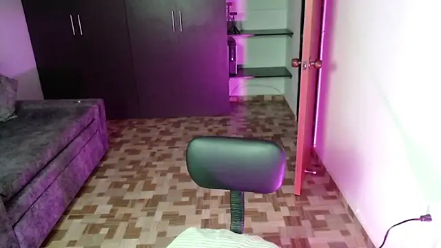 Snapshot of Gia_Dior chatting on February 7, 1:31 am Gia Dior online show from February 7, 1:31 am