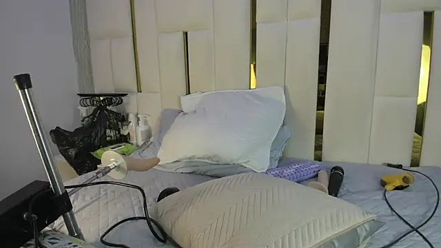 mia vy online show from July 15, 3:01 am