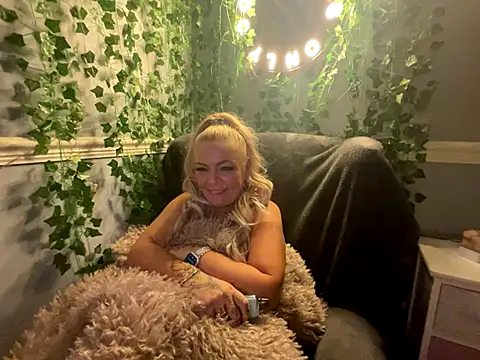 BonnyDesire online show from December 18, 8:15 pm