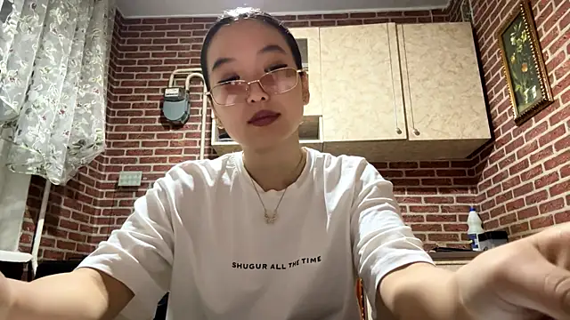 Snapshot of EmmaLeexth chatting on October 2, 2:13 pm EmmaLeexth online show from October 2, 2:13 pm