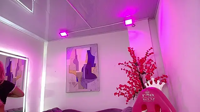 Snapshot of Kitty_rouusse chatting on October 4, 7:34 pm Kitty rouusse online show from October 4, 7:34 pm