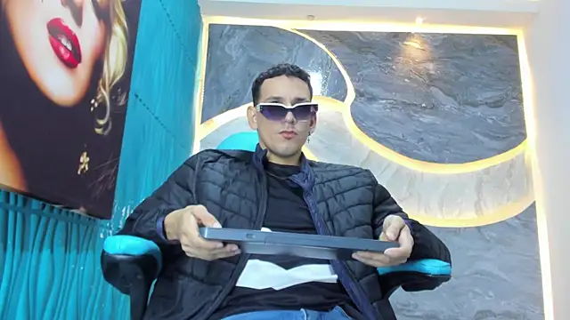 Snapshot of Noha_Deluxe chatting on October 18, 1:34 pm Noha Deluxe online show from October 18, 1:34 pm