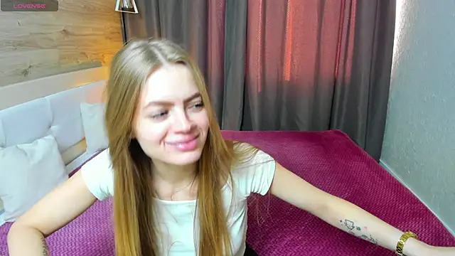 Snapshot of Alisa_Glamour chatting on October 16, 12:17 pm Alisa Glamour online show from October 16, 12:17 pm