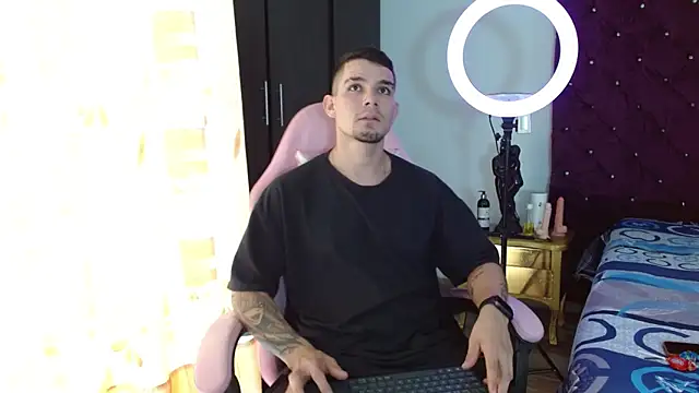 BooyHott  online show from November 4, 6:40 pm