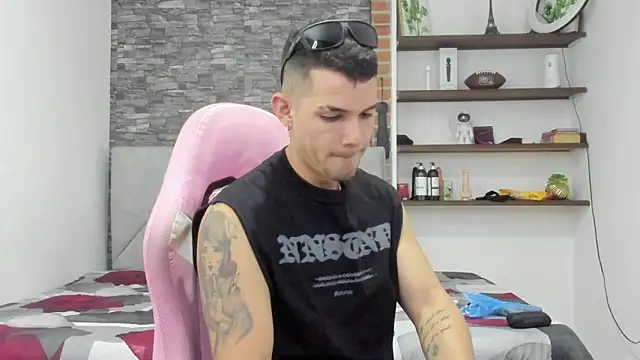 BooyHott  online show from February 14, 6:59 pm