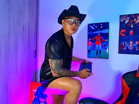 Snapshot of evan_greey chatting on October 31, 1:06 am evan greey online show from October 31, 1:06 am