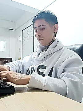 Snapshot of Kriss_Mercury chatting on October 7, 11:57 pm Kriss Mercury online show from October 7, 11:57 pm