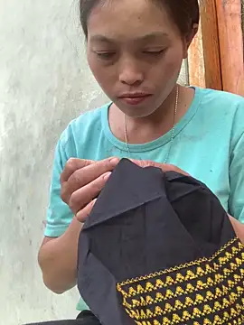 Snapshot of Halyy_xx chatting on October 18, 12:02 am Halyy xx online show from October 18, 12:02 am