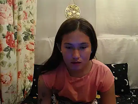 Snapshot of girlyesha chatting on October 18, 11:33 am girlyesha online show from October 18, 11:33 am