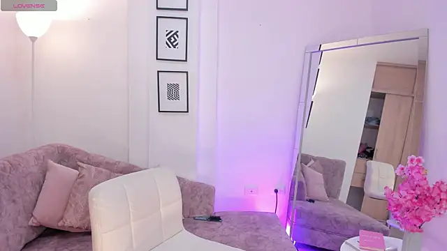 Alessia Yorks online show from October 14, 12:50 pm