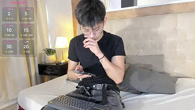 liam twiink online show from November 9, 7:45 pm